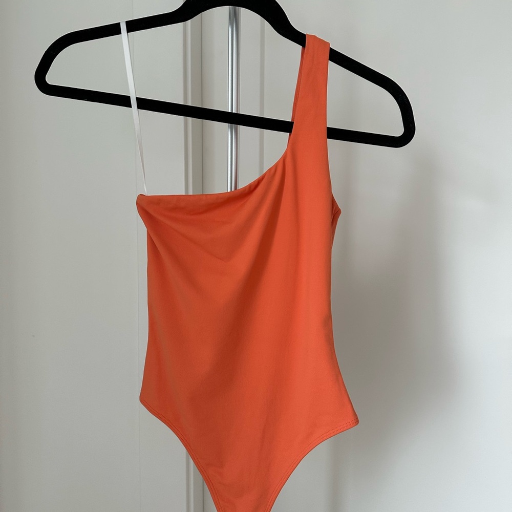 NWOT Aritzia Babaton Contour Body Suit